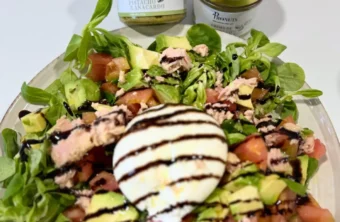 ensalada de burrata con atún y aguacate