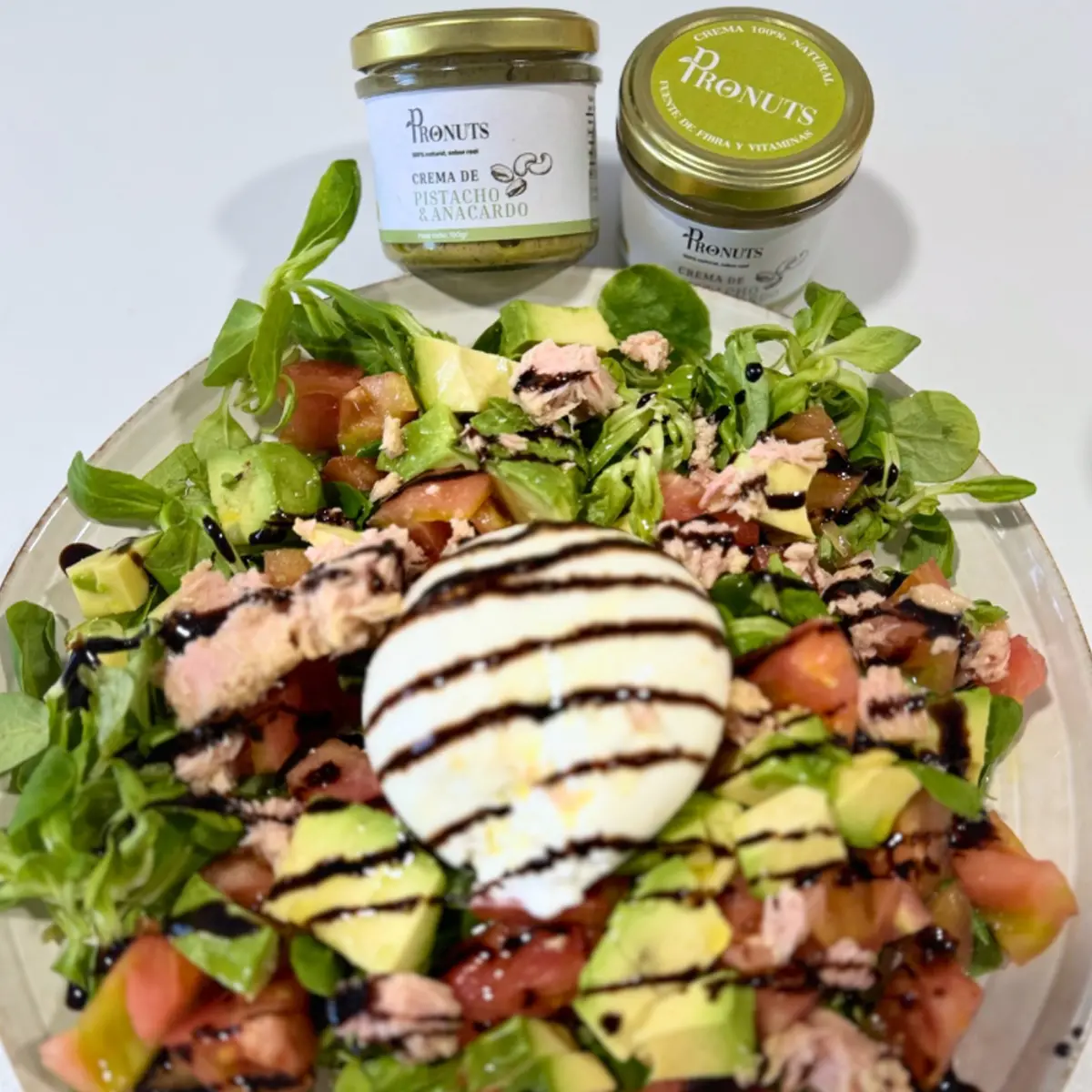 ensalada de burrata con atún y aguacate