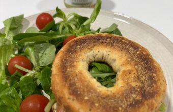 bagel gourmet con crema de pistacho