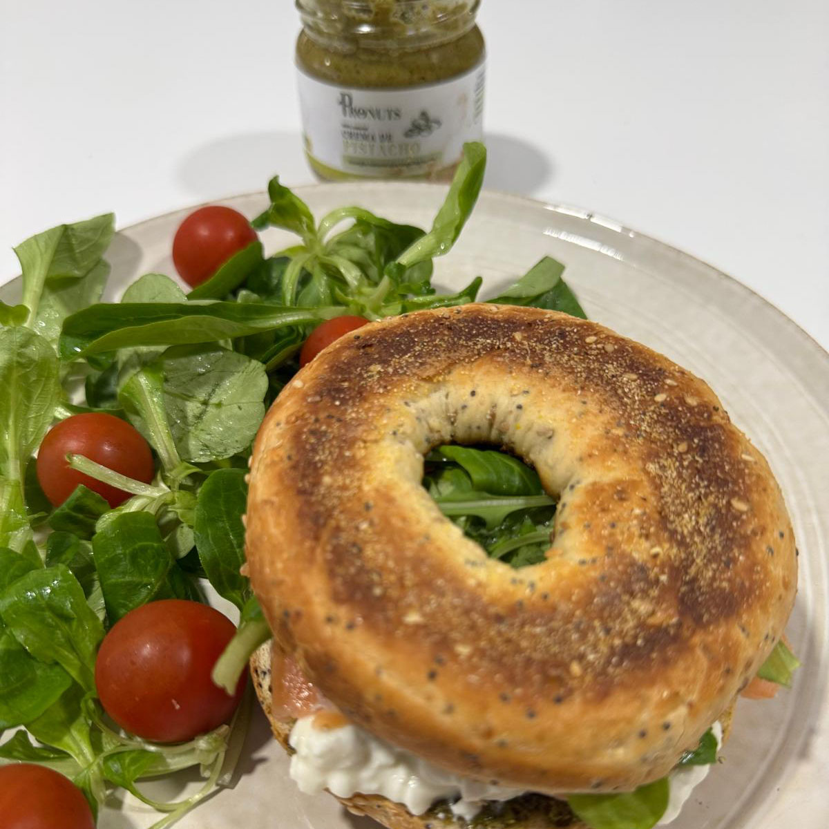 bagel gourmet con crema de pistacho
